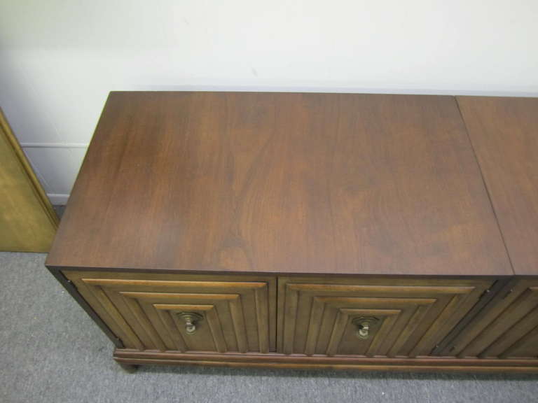 American Stunning Renzo Rutili Long Low Credenza for Johnson Furniture Mid-Century Modern