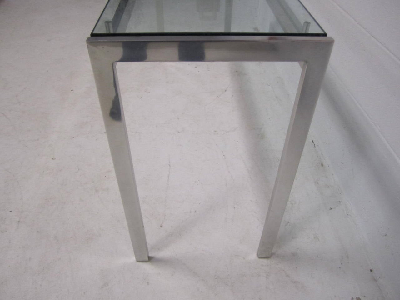 Mesa consola larga de aluminio pulido de los años 70, moderna de mediados de siglo Moderno de mediados de siglo en venta