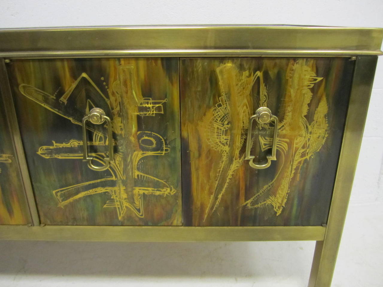Excepcional Credenza de latón grabado al ácido de Bernard Rohne Mastercraft Moderno de mediados de siglo en venta