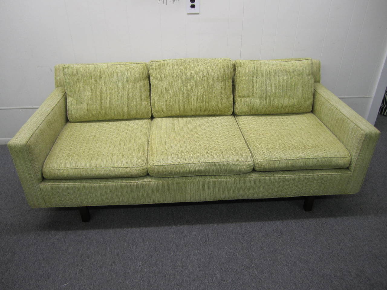 Superbe canapé 3 places signé Dunbar.  Cette pièce est tapissée de sa laine tissée vert céleri d'origine en très bon à excellent état. Les coussins d'assise sont assez fermes et auront besoin d'une nouvelle mousse. Le reste du canapé est assez