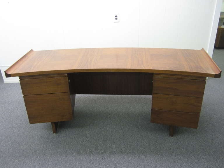 Harvey Probber Curved Top Walnut Desk Mid-century Danish Modern In Good Condition In Pemberton, NJ