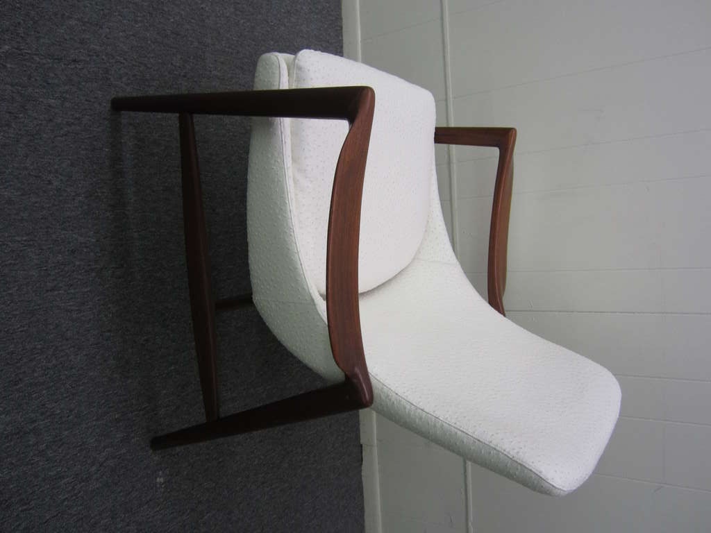Magnifique chaise longue moderne danoise en teck de style elizabeth.  La chaise a été recouverte d'une fabuleuse peau d'autruche blanc crème qui confère à ce classique danois une touche d'exotisme. Le teck a une patine riche et magnifique et se