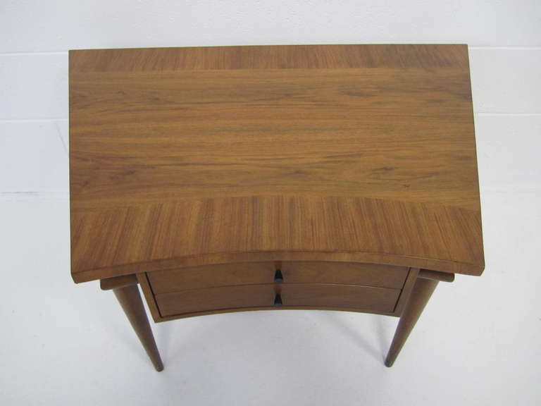 Noyer Ravissante table d'appoint John Widdicomb à plateau trapézoïdal en noyer, mi-siècle moderne en vente