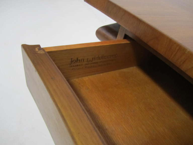 Placage Ravissante table d'appoint John Widdicomb à plateau trapézoïdal en noyer, mi-siècle moderne en vente