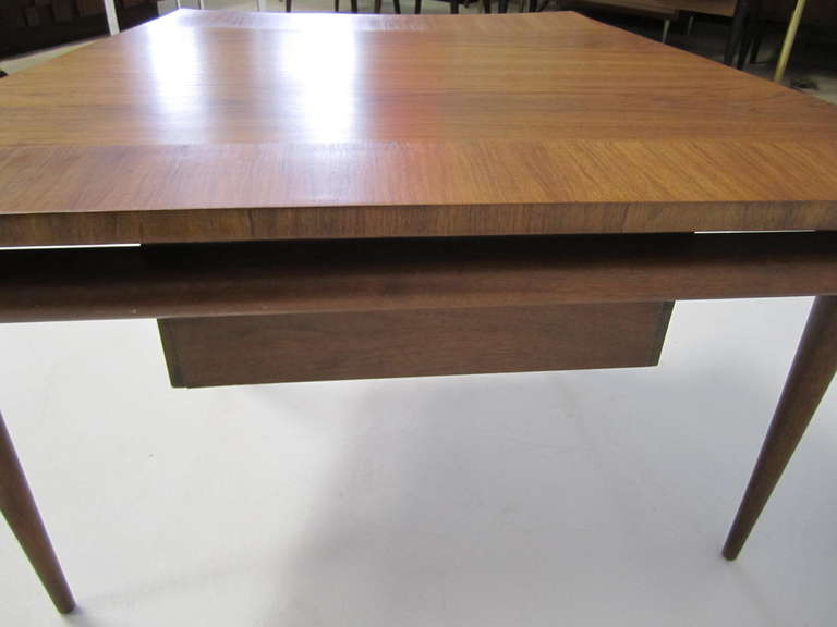 Lovely John Widdicomb Trapezoid Top Walnut End Table Mid-century Modern In Good Condition For Sale In Pemberton, NJ
