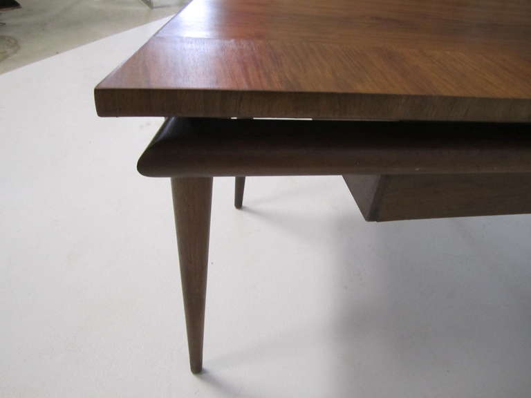 Mid-20th Century Lovely John Widdicomb Trapezoid Top Walnut End Table Mid-century Modern For Sale