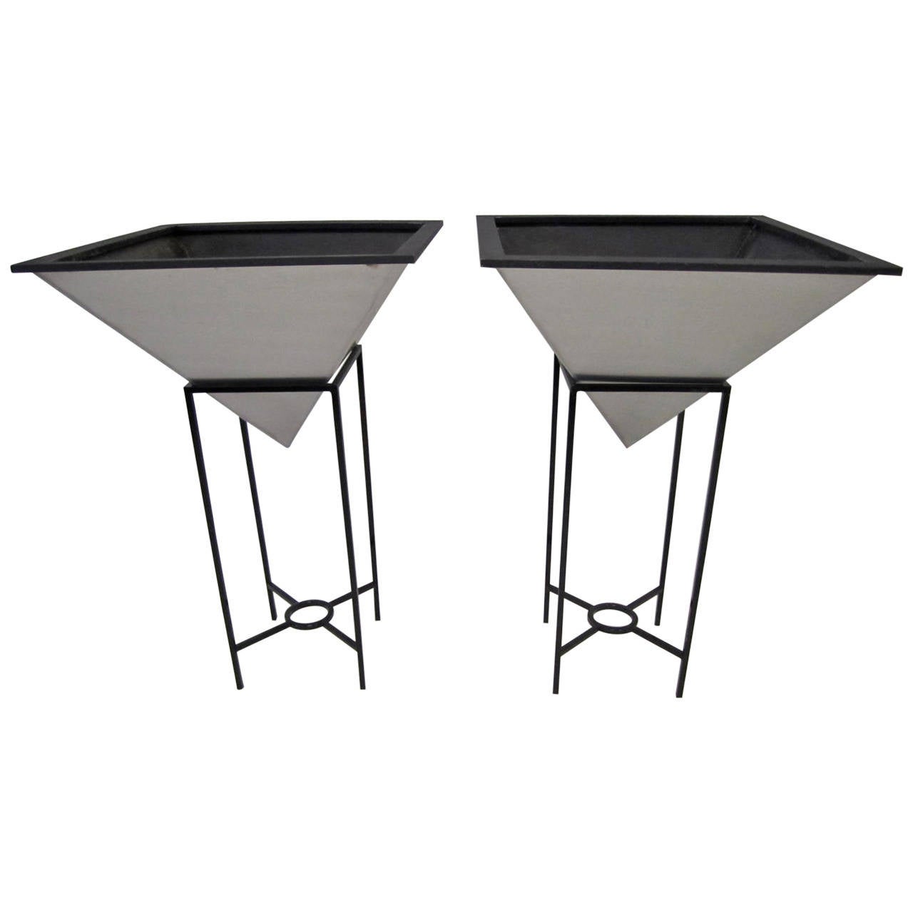 Fioriere a piramide rovesciata sovradimensionate su supporti in ferro Mid-Century Modern