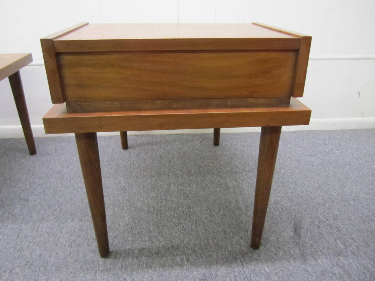 Handsome Pair of American of Martinsville, Mid-Century Modern End Tables In Good Condition For Sale In Pemberton, NJ