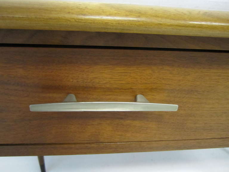 Rare Lovely Lane Acclaim Walnut Hall Console Table, Mid-Century Modern In Good Condition For Sale In Pemberton, NJ