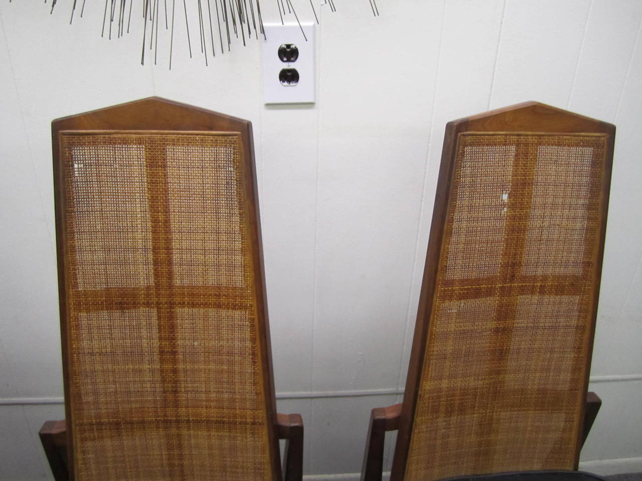 Sechs Foster- und McDavid-Esszimmerstühle aus Nussbaumholz mit Rohrrückenlehne, Mid-Century Modern im Angebot 1