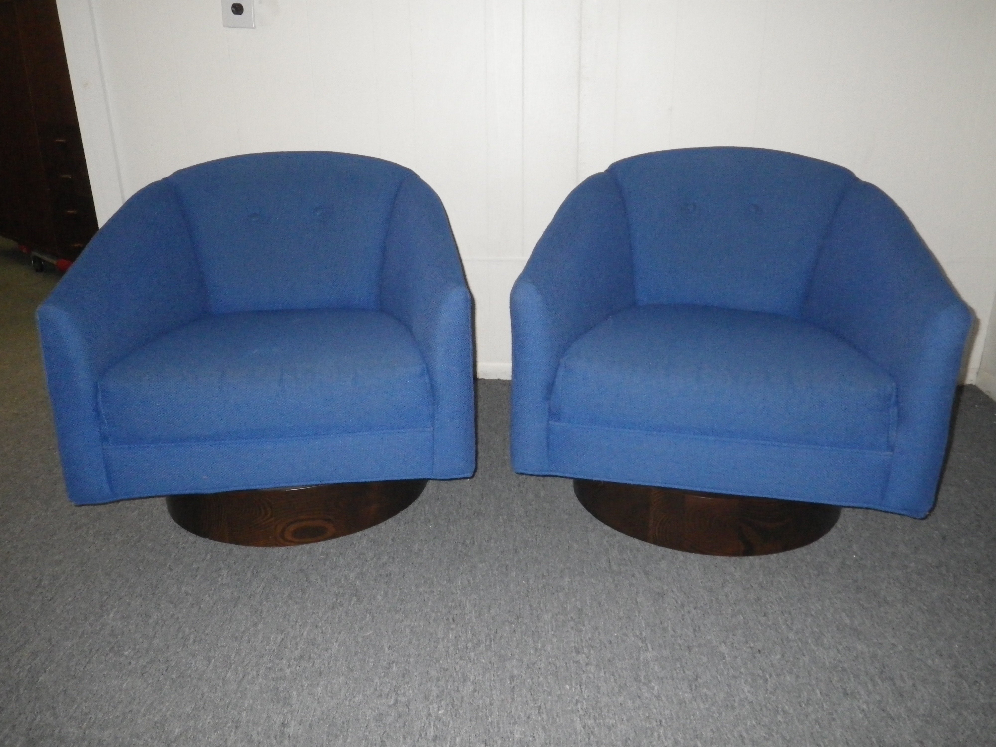   Magnifique paire de chaises de salon pivotantes à dossier en tonneau de style Harvey Probber.  Ces chaises ont conservé leur revêtement d'origine en tissu bleu épais dans un état présentable - un peu daté.  Les bases sont très hautes (6