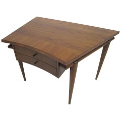 Ravissante table d'appoint John Widdicomb à plateau trapézoïdal en noyer, mi-siècle moderne