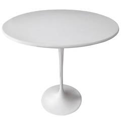 Pristine Vintage Knoll Saarinen:: Round Mid-Century Modern Side Table