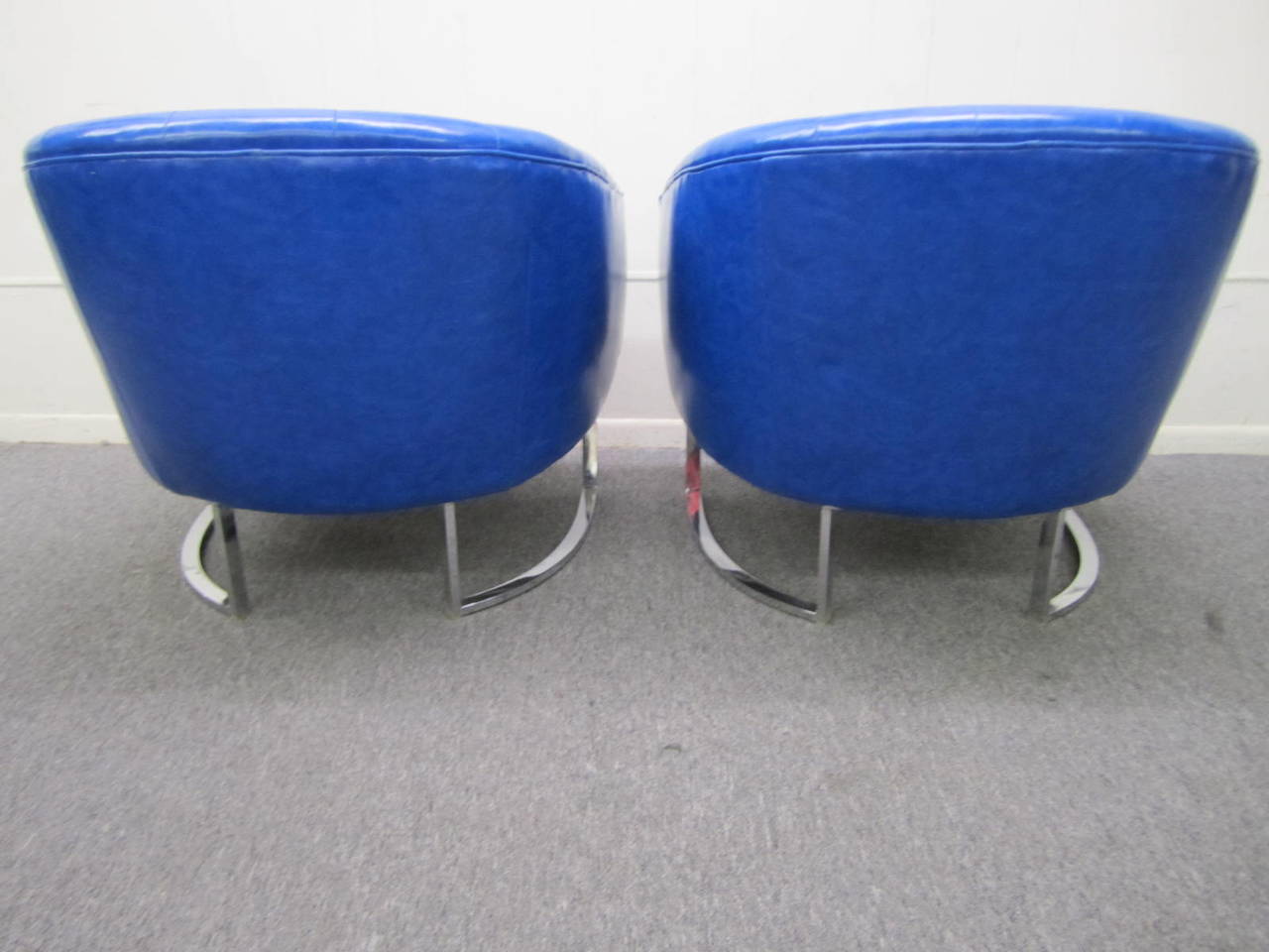 Stunning Pair Milo Baughman style Barrel Back Chrome Lounge Chairs, Mid-Century In Good Condition For Sale In Pemberton, NJ