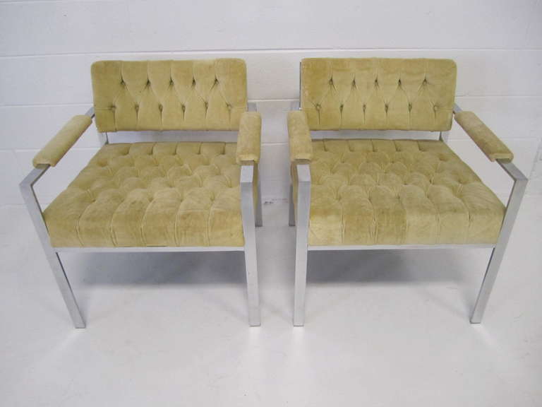 Fantastica coppia di sedie da salotto piatte cromate Erwin Lambeth.  Queste sedie sono rarissime e bellissime dal vivo.  Sono rivestite con il velluto cammello originale e hanno bisogno di un nuovo tessuto, ma so che vuoi comunque aggiungere il tuo