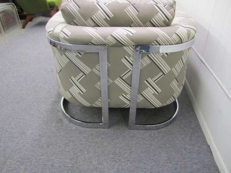 Pair of Milo Baughman Barrel Back Chrome Flat Bar Lounge Chairs Mid-Century For Sale 2