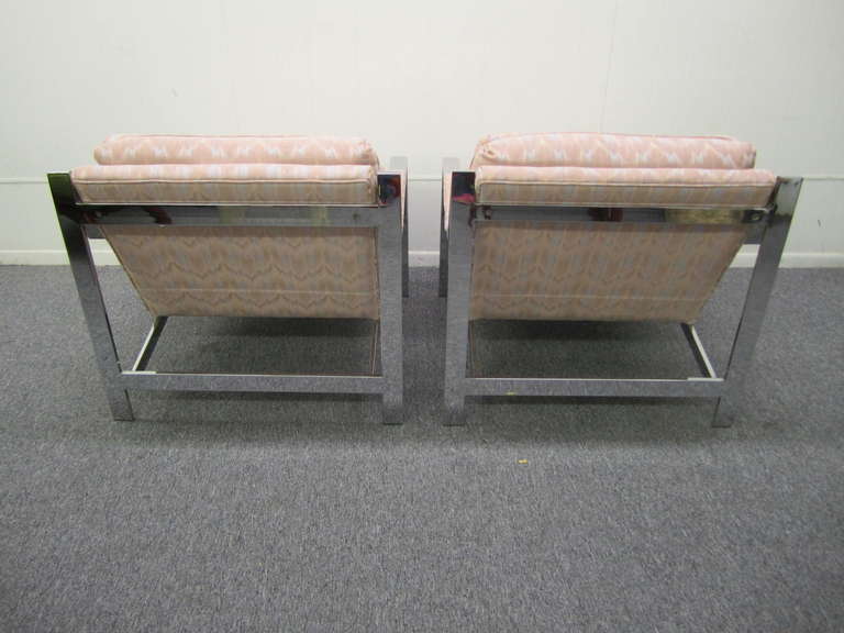 Fantastique paire de chaises de bar plates chromées de style Milo Baughman.  Le tissu imprimé rose date mais est encore en bon état. Les cadres chromés sont en très bon état vintage - parmi les plus beaux que j'ai eus depuis longtemps. J'ai