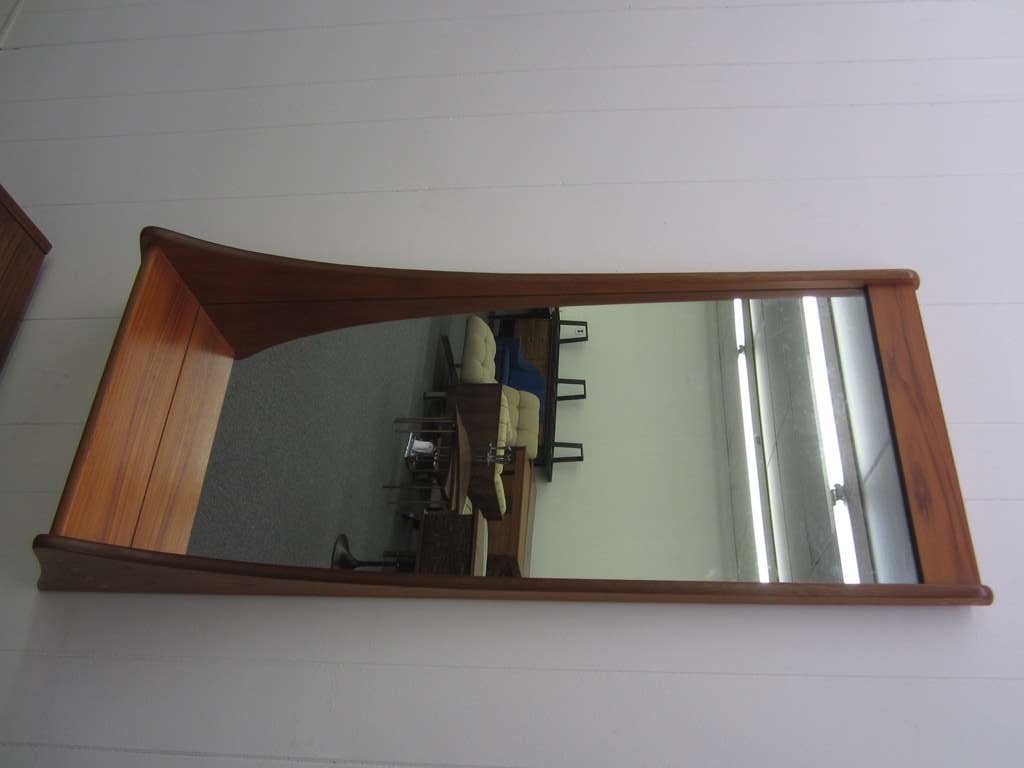 Danois  Grand miroir d'entrée/étagère moderne danois en teck, petit meuble de rangement Pedersen and Hansen en vente