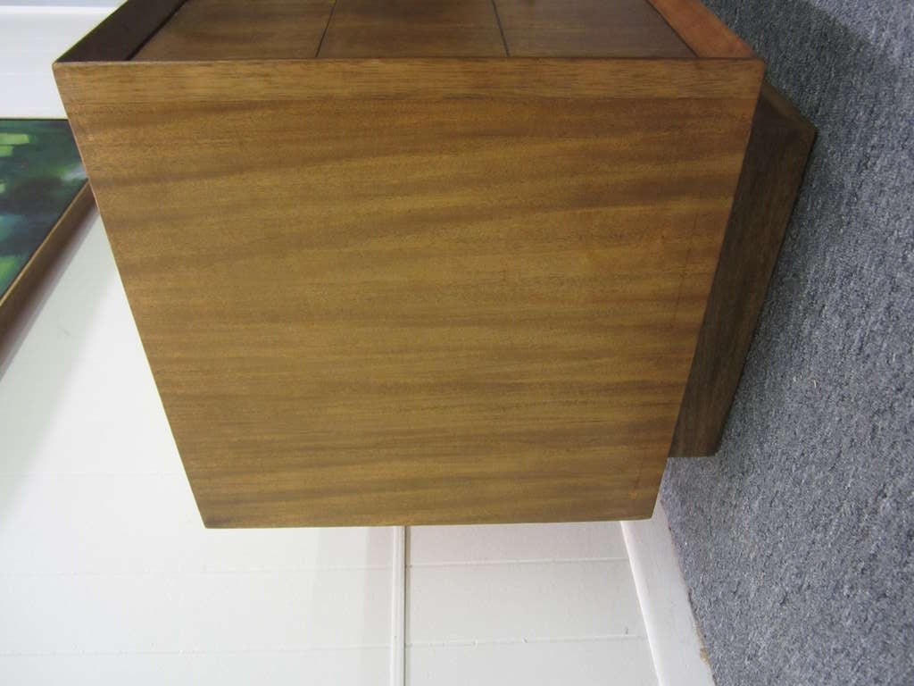 Mid-20th Century Pair Mid-century Modern Low Profile Night Stands Plinth Base