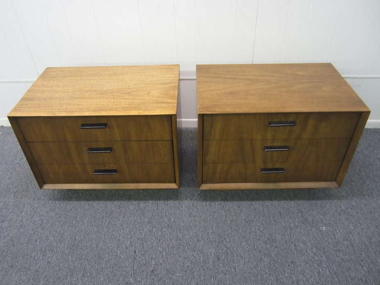 WONDERFUL PAIR OF WALNUT MID-CENTURY MODERN LOW PROFILE NIGHT STANDS.  THEY ARE MARKED LANE AND HAVE LOVELY LINES.  THEY WILL LOOK SMART IN THE BEDROOM OR LIVING SPACE NEXT TO A SOFA.  I LOVE THE LOWER HEIGHT ON THESE ALONG WITH THE PLINTH BASE