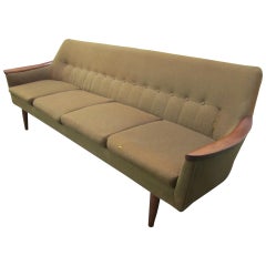 Divano in teak scultoreo a quattro posti in stile Nanna Ditzel, metà del secolo scorso.