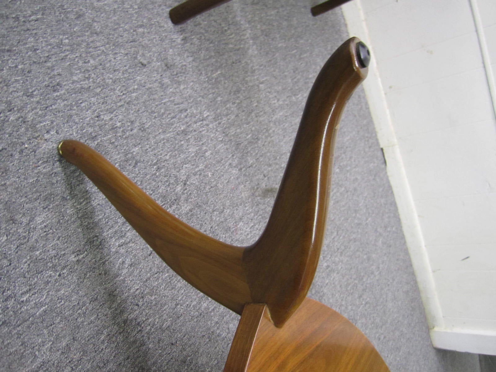 Table basse triangulaire sculpturale, mi-siècle moderne en vente 2