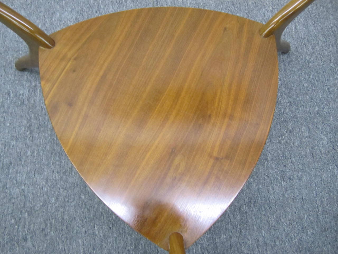 Table basse triangulaire sculpturale, mi-siècle moderne Bon état - En vente à Pemberton, NJ