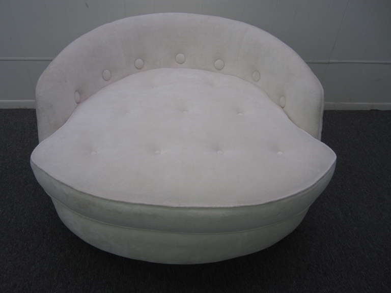 FABULOUS MILO BAUGHMAN THAYER COGGIN LARGE WHITE SWIVEL CHAIR-THIS PIECE IS IN VERY GOOD VINTAGE CONDITION WITH MINOR WEAR DUE TO AGE.  THE FABRIC IS NEWER BEING A KIND OF FUZZY WHITE VELVET.    IT LOOKS LIKE THE BASE HAS BEEN REPAINTED WHEN IT WAS
