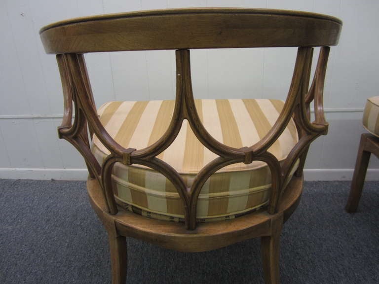 Erstaunliches Paar Billy Haines-Stühle mit Fassrückenlehne, Regency Modern (amerikanisch) im Angebot
