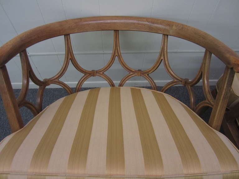 Incroyable paire de chaises à dossier baril Billy Haines, Regency Modern en vente 3