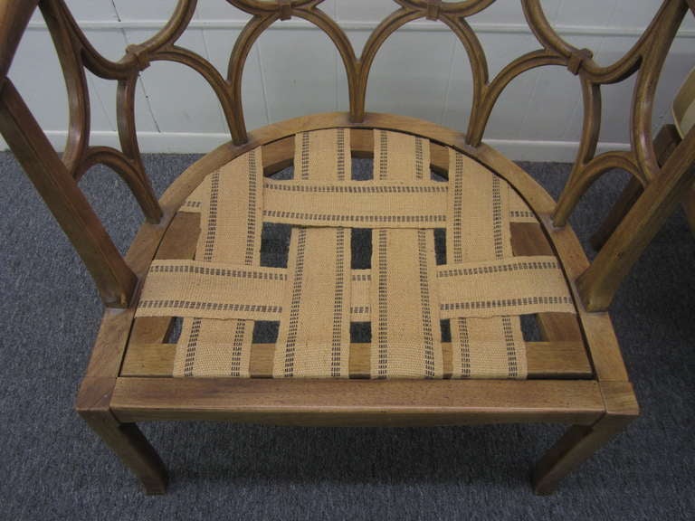 Erstaunliches Paar Billy Haines-Stühle mit Fassrückenlehne, Regency Modern im Angebot 1