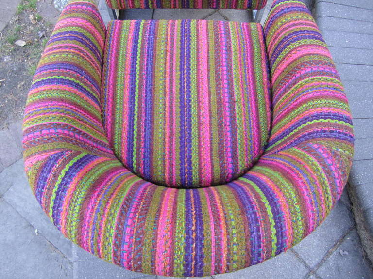 Milo Baughman Style Chrome Flatbar Barrel-Back Lounge Chair, Mid-Century In Good Condition For Sale In Pemberton, NJ