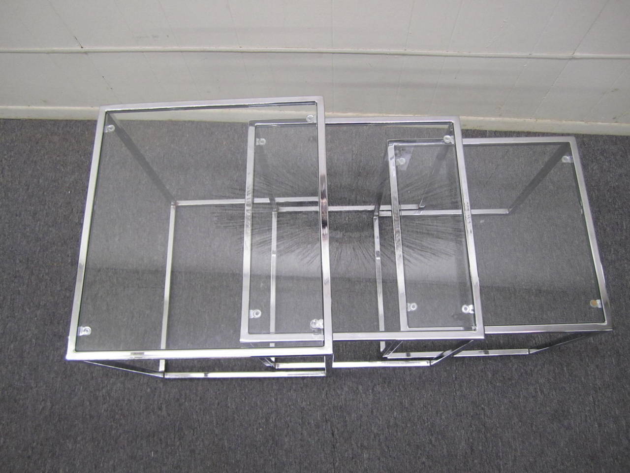 Fantastique ensemble de tables gigognes chromées Milo Baughman en forme de cube.  Ce bel ensemble est en excellent état vintage.