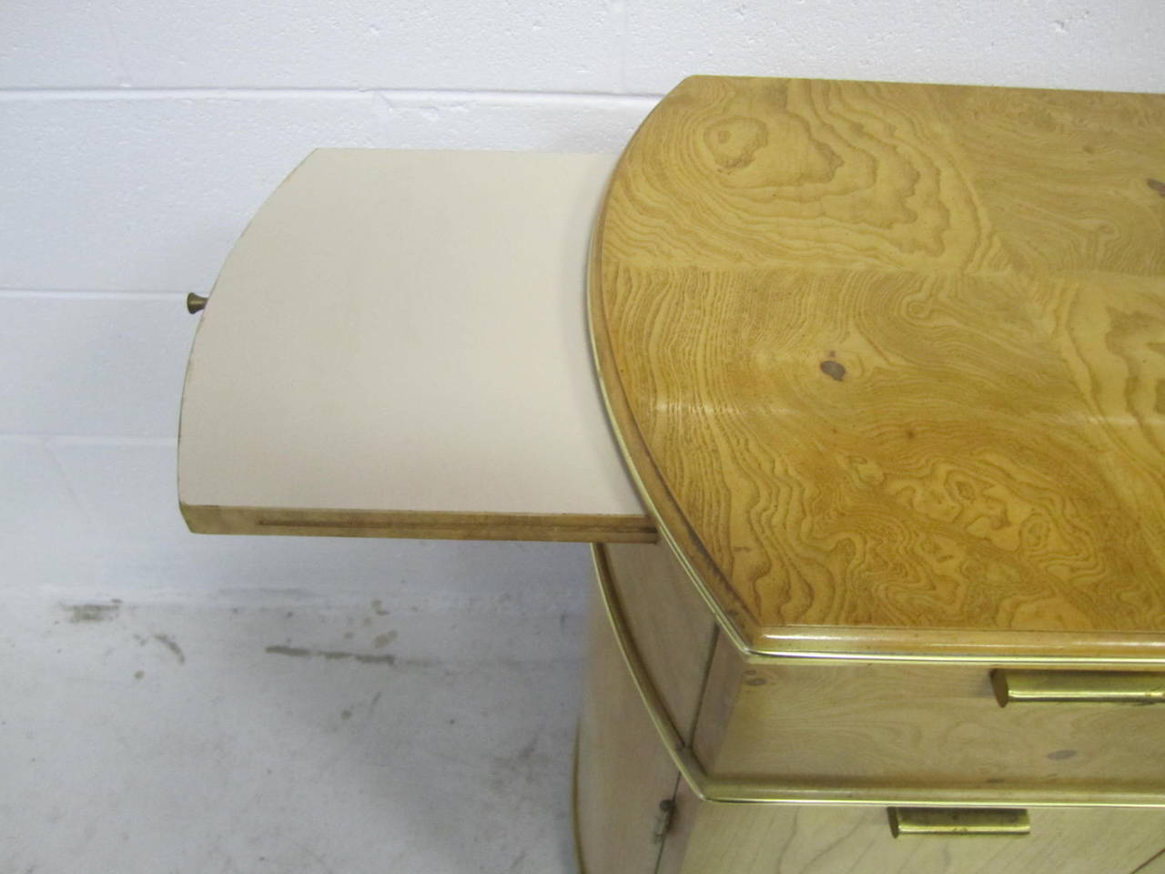 Delizioso American of Martinsville Burled Light Wood Bar Cart Mid-Century in vendita 2