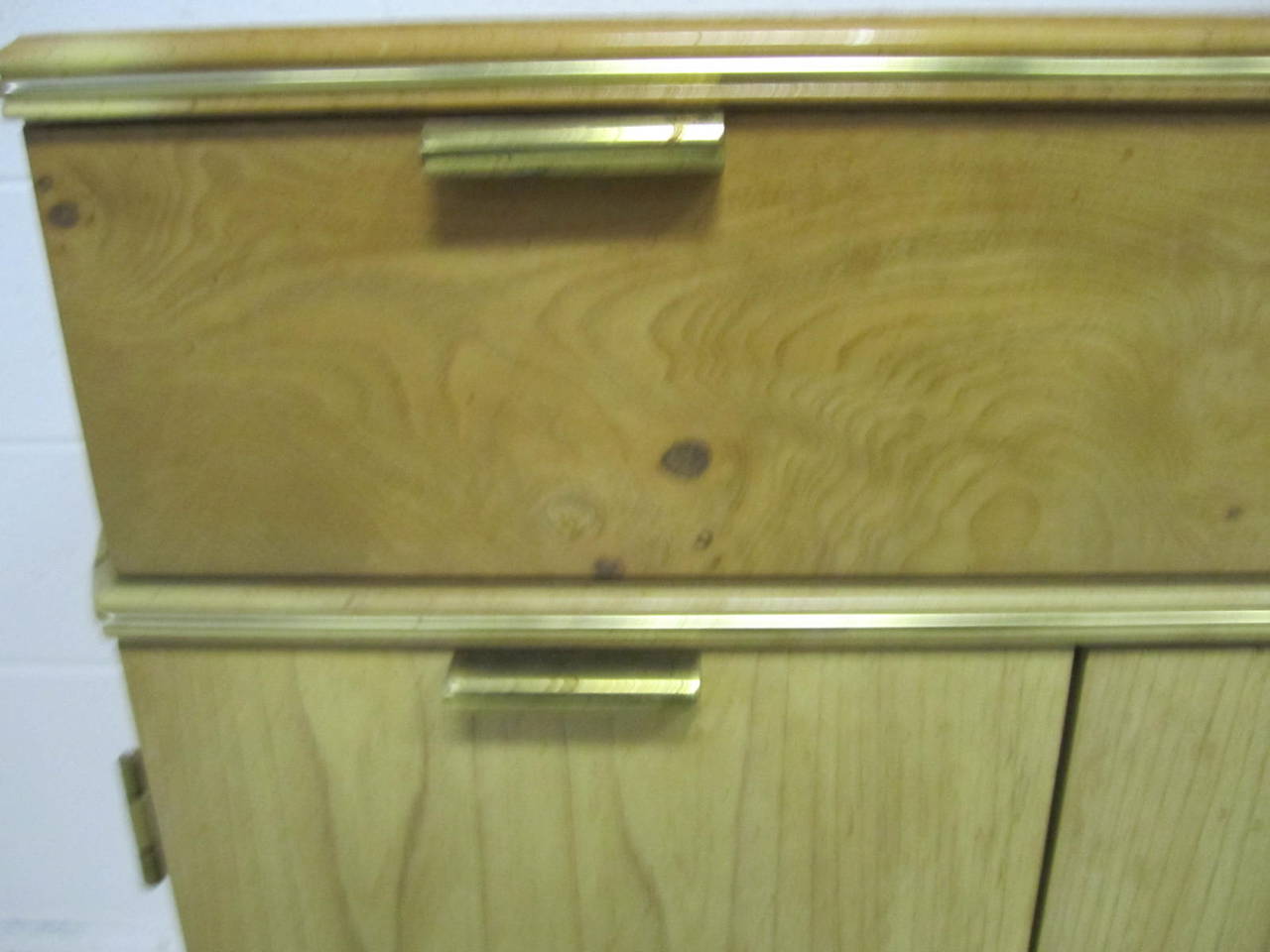 Delizioso American of Martinsville Burled Light Wood Bar Cart Mid-Century in vendita 3