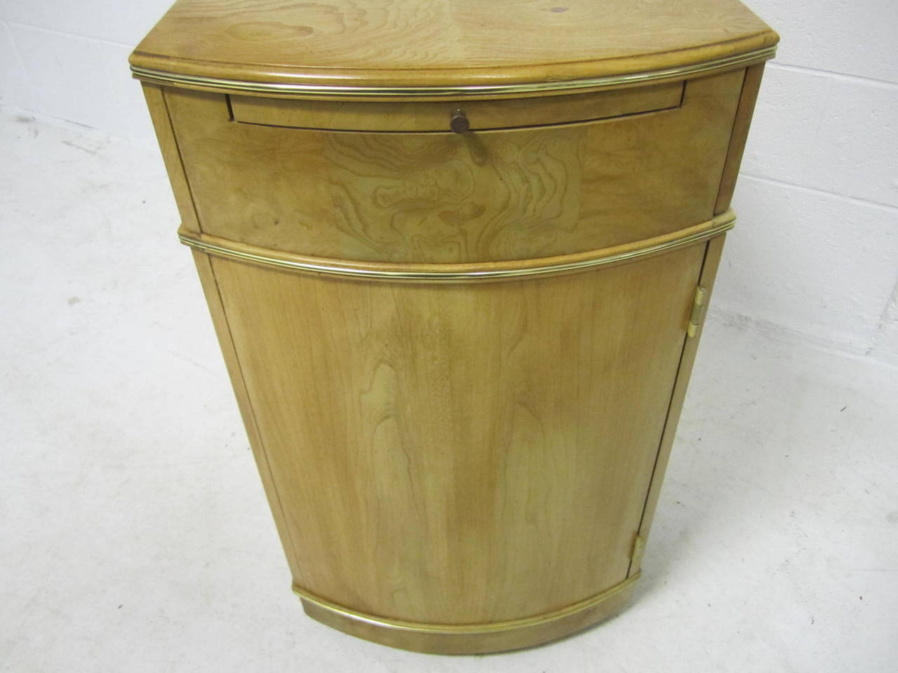 Fine XX secolo Delizioso American of Martinsville Burled Light Wood Bar Cart Mid-Century in vendita