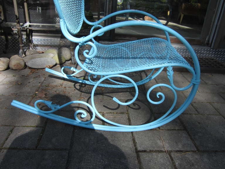 Impresionante mecedora de patio estilo Salterini de mediados de siglo Moderno de mediados de siglo en venta