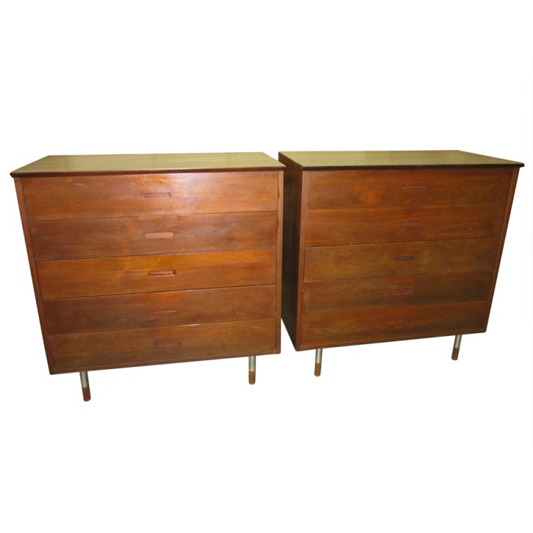 Paire de commodes hautes en noyer, mi-siècle moderne