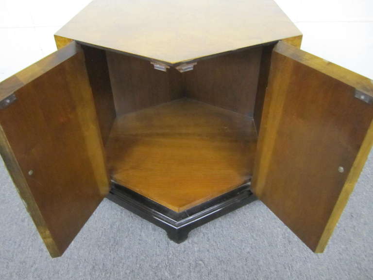 Superbe table d'appoint octogonale Chinoisiere en bois d'olivier, mi-siècle moderne Bon état - En vente à Pemberton, NJ