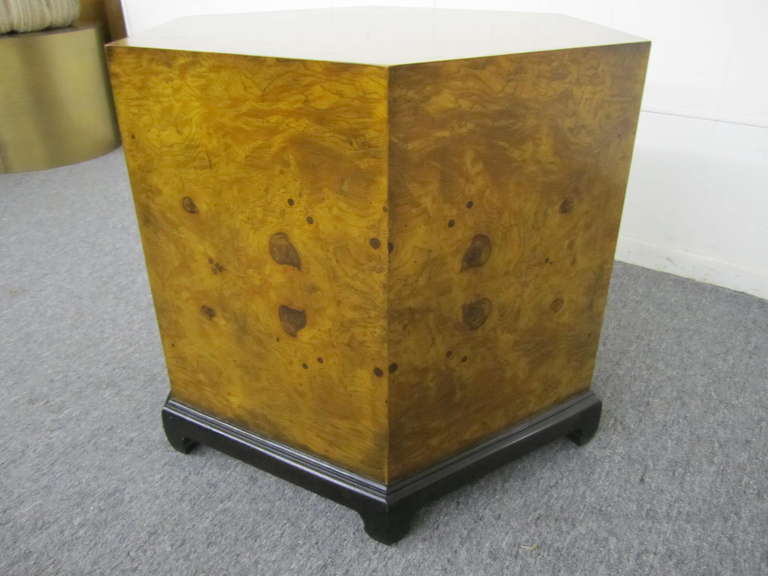 Superbe table d'appoint octogonale Chinoisiere en bois d'olivier, mi-siècle moderne en vente 1