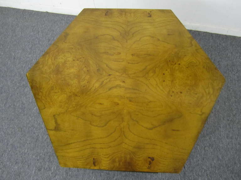 Mid-Century Modern Superbe table d'appoint octogonale Chinoisiere en bois d'olivier, mi-siècle moderne en vente