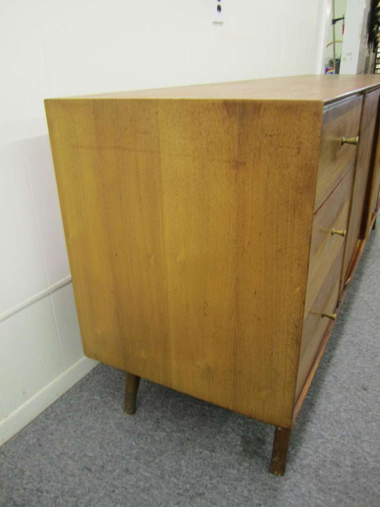 Mid-20th Century Wonderful Vladimir Kagan Style Sculptural Walnut Credenza, Mid-Century Modern