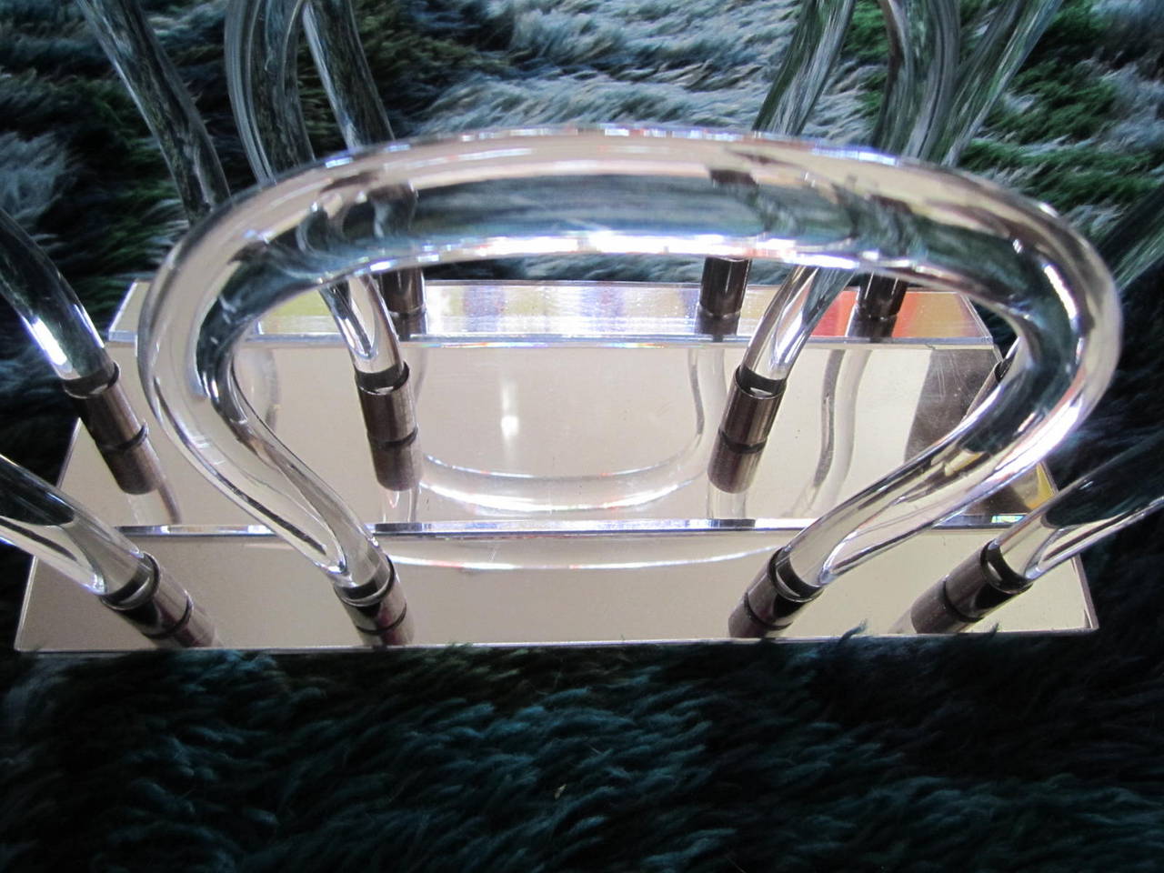 Américain Porte-revues Dorothy Thorpe en lucite, chrome et miroir en vente