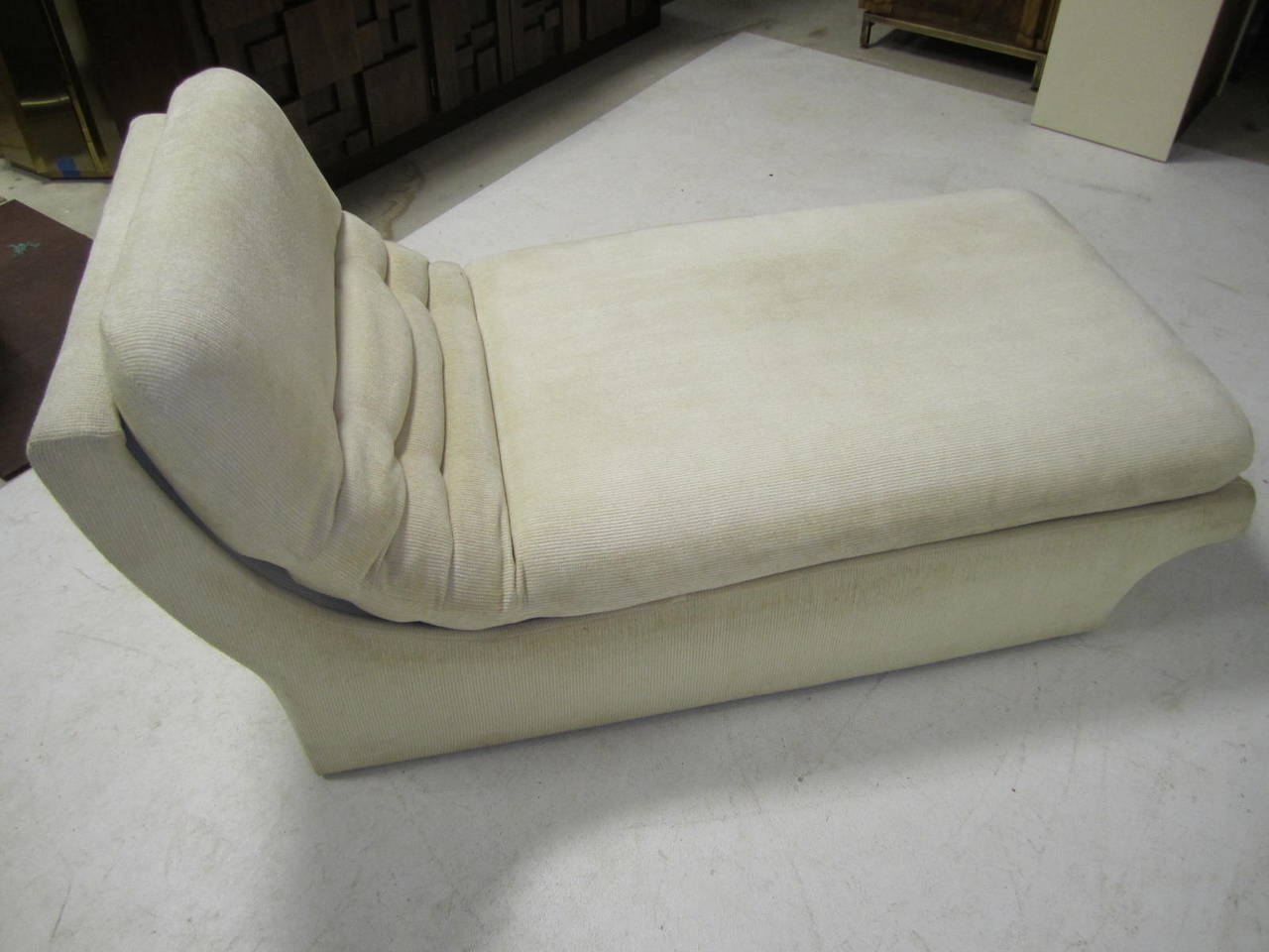Beautiful lounge chaise in the style of Vladimir Kagan.
The chaise is very comfortable and is the perfect chair for those lazy days to lounge around and read a good book.

The chair retains the original fabric which is in poor condition with some