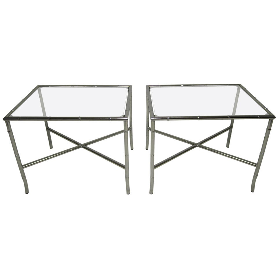 Paire de tables d'appoint en chrome et faux bambou de style Chinoisiere, Hollywood Regency en vente