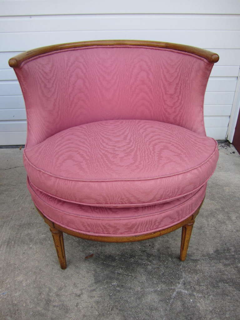 Lovely Pair of Hollywood Regency Barrel Back Lounge Chairs In Good Condition In Pemberton, NJ