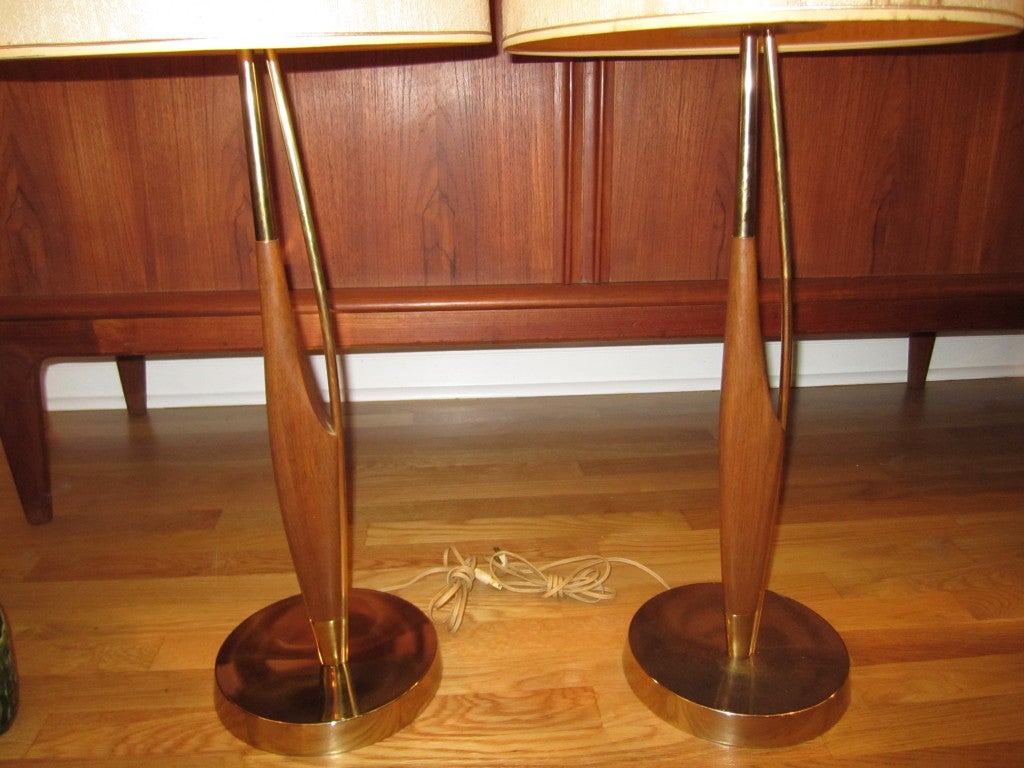 Pair Of Walnut And Brass Wishbone Laurel Lamps Mid-century 2