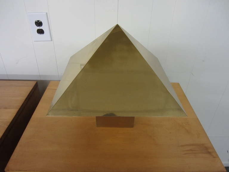C Jere Style Messing Pyramide geformt Messing Schreibtischlampe Chapman Mitte des Jahrhunderts Modern