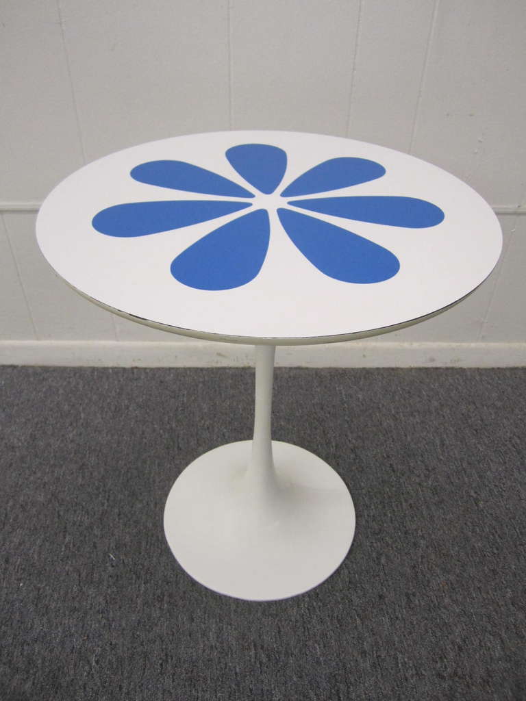 Wonderful Saarinen style white laminate flower tulip table.  Well preserved in it's vintage condition.  I love tables with laminate on them-they are very useable especially around kids and husbands.  I have them in every room just set set my coffee
