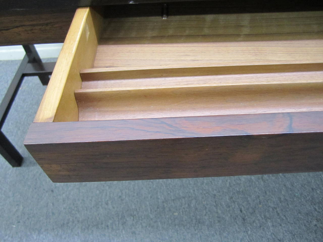 Excellent Rosewood Roll Top Desk by Edward Wormley for Dunbar Mid-Century Modern For Sale 4